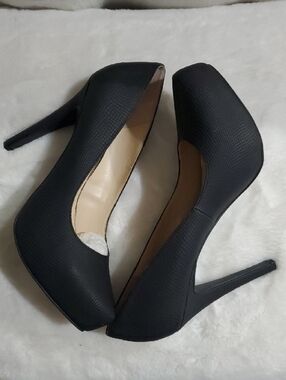 Jessica Simpson Black Pointed-Toe Women's Pumps